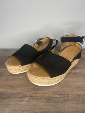 Soda Black Flatform Sandals with Ankle Strap and Platform Sole (10)